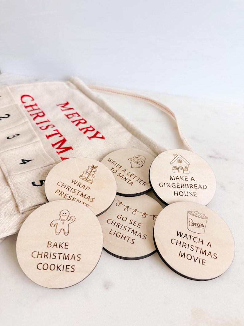 Puede incluir: Conjunto de seis adornos de madera para la cuenta atr&aacute;s de Navidad con diversas actividades, entre ellas "Escribir una carta a Pap&aacute; Noel", "Envolver regalos de Navidad", "Hornear galletas de Navidad", "Hacer una casa de jengibre", "Ir a ver las luces de Navidad" y "Ver una pel&iacute;cula de Navidad".