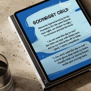 Puede incluir: Una tableta digital muestra un poema titulado "GOODNIGHT CHILD" con un fondo azul y texto blanco. La tableta descansa sobre un libro, junto a un vaso de agua, sobre una superficie clara.