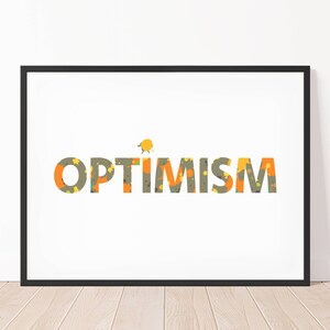 Op de afbeelding: Een ingelijste print met het woord "OPTIMISME" in grote, kleurrijke letters. De letters zijn oranje en grijs met een gespikkeld patroon. Een kleine gele vorm staat boven de letter "I". De lijst is zwart en de achtergrond is wit.