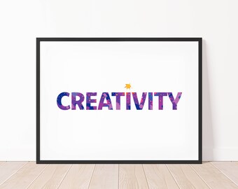 Op de afbeelding: Een ingelijste print met het woord "CREATIVITY" in kleurrijke, op de ruimte geïnspireerde letters. Het kunstwerk heeft een zwarte lijst en wordt gepresenteerd tegen een witte muur en houten vloer.