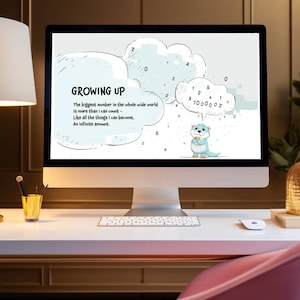 Puede incluir: Una pantalla de ordenador muestra una ilustración de dibujos animados con el texto "GROWING UP". La imagen presenta una linda nutria con bocadillos que contienen números. El escritorio tiene una lámpara dorada, una silla rosa y un jarrón dorado. El texto dice: "El número más grande del mundo entero es más grande de lo que puedo contar."