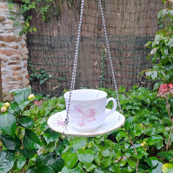 Tasse en porcelaine devenue mangeoire pour oiseaux du ciel