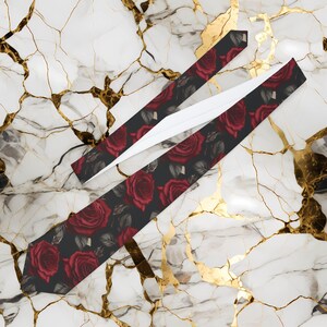 Corbata con estampado de rosas rojas, elegante corbata floral oscura para bodas y regalos románticos.