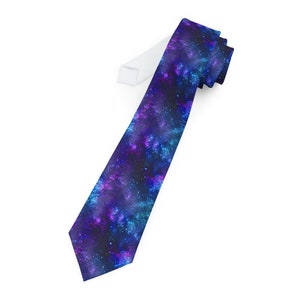 Sueños Galácticos: Corbata con Estampado Cósmico Integral