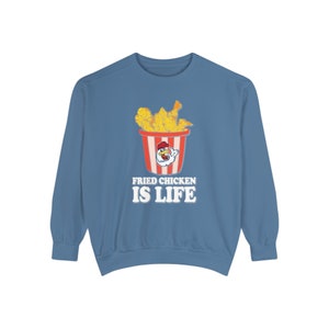 Fried Chicken is Life Sweatshirt unisexe teint en pièce, vêtements humoristiques décontractés, mode originale, tenue confortable, cadeau humoristique, mode pour les amateurs de poulet