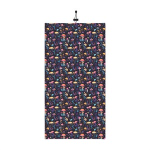 Könnte beinhalten: Ein rechteckiger, dunkelblauer Stoff mit einem sich wiederholenden Muster aus bunten Pilzen. Die Pilze haben orange, gelbe, rosa und blaue Kappen und Stiele. Oben ist eine schwarze Kordel mit einem Knebel befestigt.