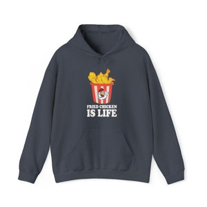 Fried Chicken is Life Sweatshirt à capuche unisexe épais ™ Humour décontracté, design spirituel, cadeau unique, tenue confortable, mode pour les amateurs de poulet.