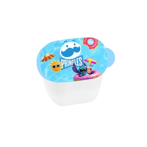 Pu&ograve; includere: Un contenitore bianco di Pringles con coperchio blu. Il coperchio presenta un'immagine a cartoni animati di Stitch di Lilo & Stitch che si rilassa su un galleggiante. Il coperchio ha anche il logo Pringles e una scena di spiaggia soleggiata.