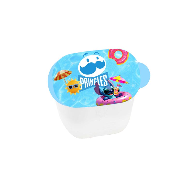 Pu&ograve; includere: Un contenitore bianco di Pringles con coperchio blu. Il coperchio presenta un'immagine a cartoni animati di Stitch di Lilo & Stitch che si rilassa su un galleggiante. Il coperchio ha anche il logo Pringles e una scena di spiaggia soleggiata.