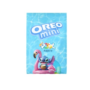 Pu&ograve; includere: Un telo mare con la scritta "OREO mini" e "POOL PARTY". Il design presenta un galleggiante a forma di fenicottero rosa con il personaggio Stitch che tiene una bevanda al cocco, su uno sfondo di acqua blu.