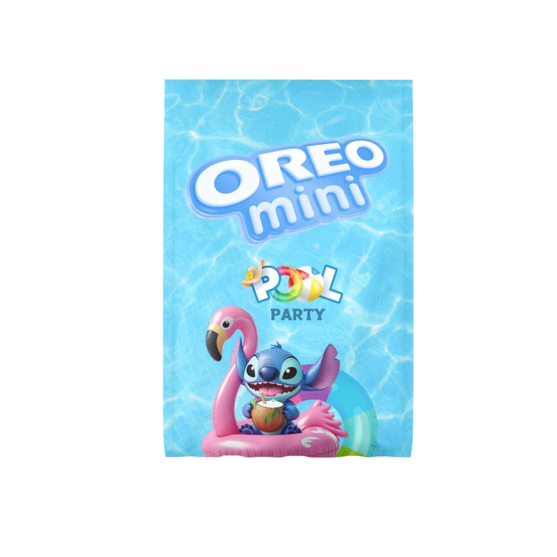 Pu&ograve; includere: Un telo mare con la scritta "OREO mini" e "POOL PARTY". Il design presenta un galleggiante a forma di fenicottero rosa con il personaggio Stitch che tiene una bevanda al cocco, su uno sfondo di acqua blu.