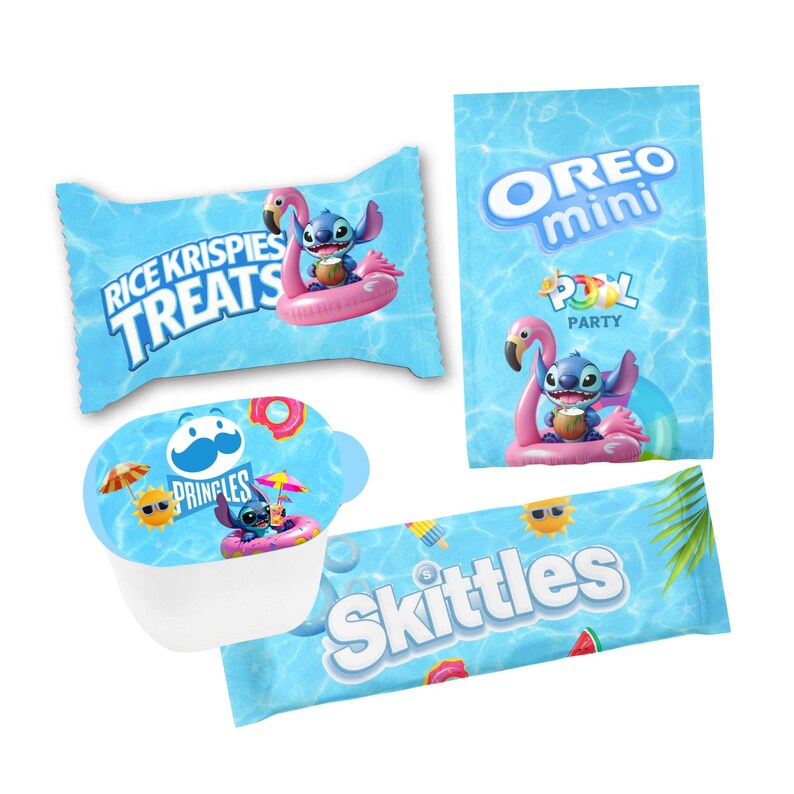 Pu&ograve; includere: Assortimento di snack confezionati a tema festa in piscina. Include Rice Krispies Treats, Oreo Mini, Pringles e Skittles. Ogni confezione presenta uno sfondo blu con Stitch di Lilo & Stitch su un galleggiante a forma di fenicottero. Il testo "POOL PARTY" &egrave; visibile.