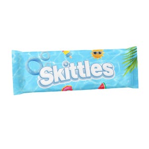 Pu&ograve; includere: Una confezione di caramelle Skittles con un design a tema estivo. L'involucro blu presenta immagini di un sole con occhiali da sole, un ghiacciolo, fette di anguria e una foglia di palma. Il logo Skittles &egrave; visualizzato in bianco.