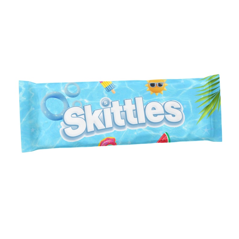 Pu&ograve; includere: Una confezione di caramelle Skittles con un design a tema estivo. L'involucro blu presenta immagini di un sole con occhiali da sole, un ghiacciolo, fette di anguria e una foglia di palma. Il logo Skittles &egrave; visualizzato in bianco.