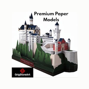 K&ouml;nnte beinhalten: Ein Papiermodell von Schloss Neuschwanstein mit wei&szlig;en W&auml;nden, blauen D&auml;chern und einem roten Abschnitt auf einem gr&uuml;nen Sockel. Der Text Premium Paper Models und GrigStoreArt ist sichtbar. Das Schloss zeigt T&uuml;rme und Details.