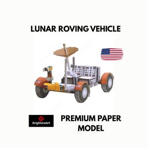 Può includere: Un modello in carta di un veicolo lunare con parafanghi arancioni, un'antenna parabolica centrale e due sedili. Il testo LUNAR ROVING VEHICLE e PREMIUM PAPER MODEL appare accanto a una bandiera statunitense e al logo GrigStoreArt.