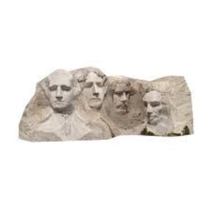 Puede incluir: Una escultura del Monte Rushmore con los rostros tallados de cuatro presidentes estadounidenses: George Washington, Thomas Jefferson, Theodore Roosevelt y Abraham Lincoln. La escultura está tallada en una formación rocosa de color claro.