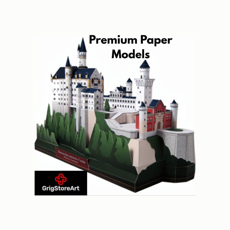 K&ouml;nnte beinhalten: Ein Papiermodell von Schloss Neuschwanstein mit wei&szlig;en W&auml;nden, blauen D&auml;chern und einem roten Abschnitt auf einem gr&uuml;nen Sockel. Der Text Premium Paper Models und GrigStoreArt ist sichtbar. Das Schloss zeigt T&uuml;rme und Details.