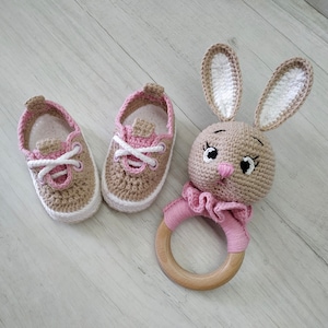 Hasen Rassel und gehäkelte Baby Booties Set, Holz Rassel, Baby Holzspielzeug, Bio Baby Spielzeug, gehäkelte Rassel