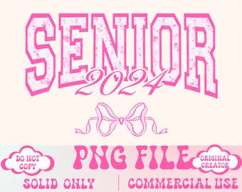 Puede incluir: Diseño gráfico rosa con el texto "Senior 2024" en una fuente de estilo vintage. El diseño también incluye un lazo rosa y el texto "PNG File" en una fuente retro. El texto "Do Not Copy" y "Original Creator" también están incluidos en el diseño.