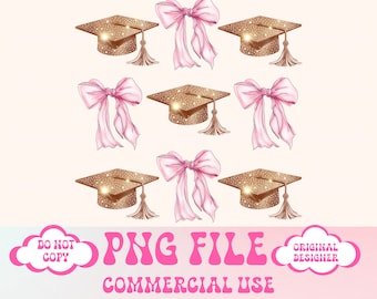 Puede incluir: Conjunto de seis gorros de graduación de purpurina dorada con lazos rosas. Los gorros tienen un borla y son perfectos para una fiesta o celebración de graduación.  Archivo PNG. Uso comercial. @cloudninedigitalz