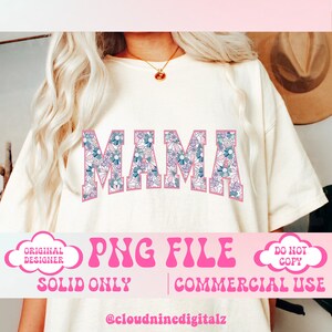 K&ouml;nnte beinhalten: Ein wei&szlig;es T-Shirt mit einem rosafarbenen Blumenmuster, auf dem "MAMA" in rosafarbenen Buchstaben steht. Das Shirt ist ein digitaler Download und nur f&uuml;r kommerzielle Zwecke bestimmt.
