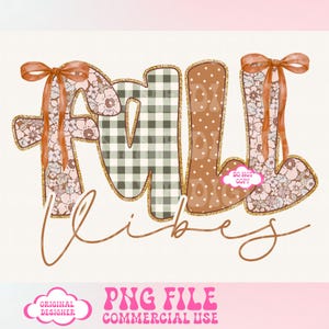 Pode incluir: Gráfico digital com as palavras "FALL VIBES". As letras são adornadas com estampas florais, xadrez e bolinhas, delineadas com glitter dourado. A palavra "Vibes" está em itálico. A imagem inclui um laço e o texto "PNG FILE COMMERCIAL USE".