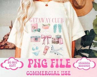 Peut inclure: Un t-shirt blanc avec le texte "GETAWAY CLUB" en lettres roses. Le t-shirt présente une variété d'illustrations colorées, notamment un cocktail, des lunettes de soleil, un appareil photo, une valise, des tongs et un avion. Le texte "PNG FILE" et "COMMERCIAL USE" est également imprimé sur le t-shirt en lettres roses.