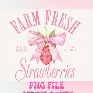 Puede incluir: Una ilustración acuarela rosa y blanca de una fresa con un lazo rosa. El texto "FARM FRESH" está por encima de la fresa y el texto "Strawberries" está debajo de la fresa. El texto "HAND PICKED" está a la izquierda de la fresa y el texto "FRESH & JUICY" está a la derecha de la fresa. El texto "PNG FILE" está debajo de la fresa.