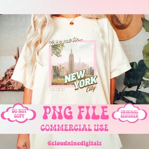 Puede incluir: Una camiseta blanca con un dise&ntilde;o gr&aacute;fico rosa y azul que presenta una ciudad con el texto "Take me to... New York City". El gr&aacute;fico es de estilo retro con un borde rosa y un cielo azul. El texto "PNG FILE COMMERCIAL USE @cloudninedigitalz" est&aacute; debajo del gr&aacute;fico. El texto "DO NOT COPY" est&aacute; en una forma de nube rosa a la izquierda y el texto "ORIGINAL DESIGNER" est&aacute; en una forma de nube rosa a la derecha.