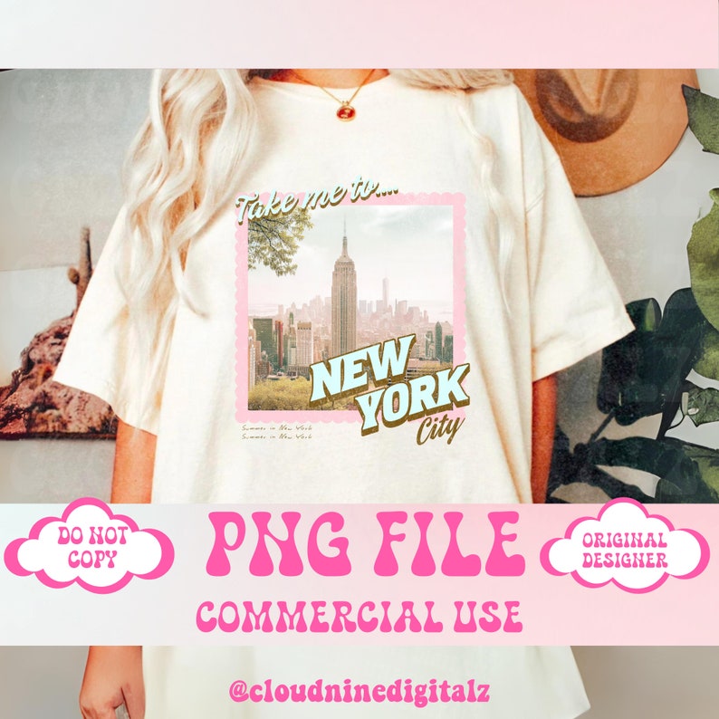 Puede incluir: Una camiseta blanca con un dise&ntilde;o gr&aacute;fico rosa y azul que presenta una ciudad con el texto "Take me to... New York City". El gr&aacute;fico es de estilo retro con un borde rosa y un cielo azul. El texto "PNG FILE COMMERCIAL USE @cloudninedigitalz" est&aacute; debajo del gr&aacute;fico. El texto "DO NOT COPY" est&aacute; en una forma de nube rosa a la izquierda y el texto "ORIGINAL DESIGNER" est&aacute; en una forma de nube rosa a la derecha.