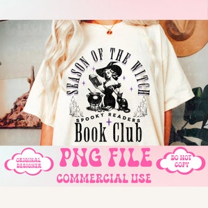 Peut inclure: Un t-shirt blanc avec une illustration en noir et blanc d'une sorci&egrave;re lisant un livre avec un chaudron et un chat noir. Le texte dit "Season of the Witch Spooky Readers Book Club".