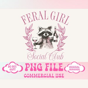 Puede incluir: Dise&ntilde;o gr&aacute;fico rosa y blanco con el texto "Feral Girl Social Club" y un mapache sosteniendo una copa de vino y una botella de vino. El dise&ntilde;o tambi&eacute;n incluye una corona de hojas. El texto "PNG FILE COMMERCIAL USE" est&aacute; en la parte inferior del dise&ntilde;o.