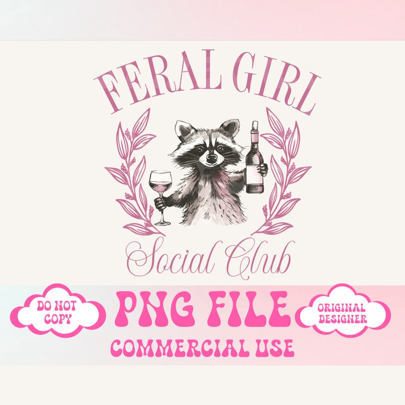 Puede incluir: Dise&ntilde;o gr&aacute;fico rosa y blanco con el texto "Feral Girl Social Club" y un mapache sosteniendo una copa de vino y una botella de vino. El dise&ntilde;o tambi&eacute;n incluye una corona de hojas. El texto "PNG FILE COMMERCIAL USE" est&aacute; en la parte inferior del dise&ntilde;o.