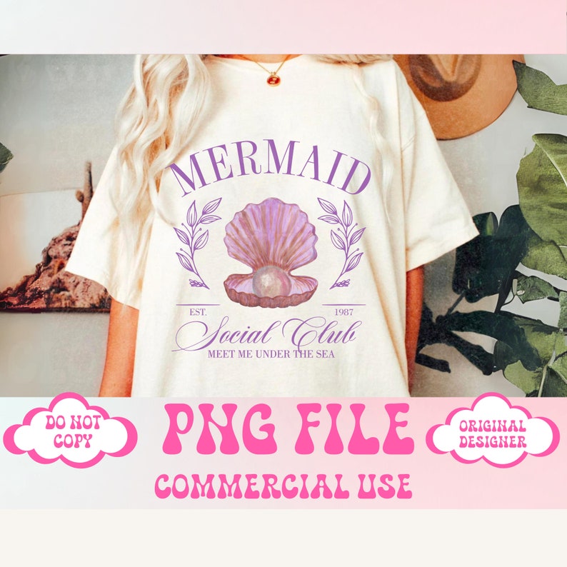 Może przedstawiać: Biały T-shirt z fioletowym i białym wzorem syreny. Wz&oacute;r przedstawia muszlę z perłą w środku i tekst "Mermaid Social Club Est. 1987 Meet Me Under The Sea".