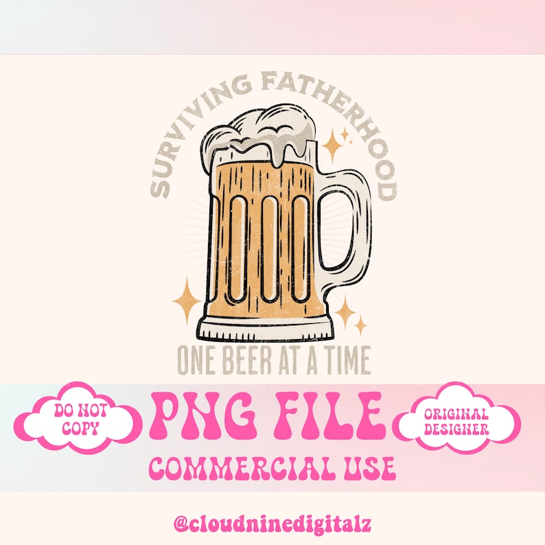 Peut inclure: Une illustration num&eacute;rique d'une chope de bi&egrave;re avec de la mousse sur le dessus. La chope est entour&eacute;e d'un cercle avec le texte "Surviving Fatherhood" et les mots "One Beer at a Time" en dessous de la chope. L'image est dans un style r&eacute;tro avec une texture vieillie.