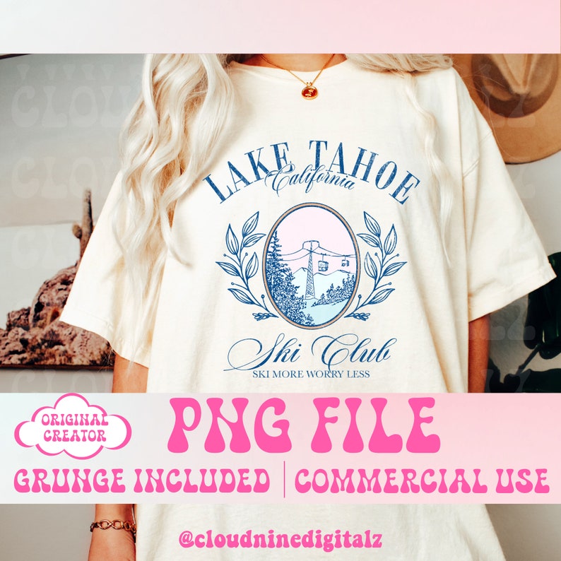 K&ouml;nnte beinhalten: Ein wei&szlig;es T-Shirt mit einem blauen und wei&szlig;en Grafikdesign, das einen Skilift und den Text "Lake Tahoe California Ski Club Ski More Worry Less" zeigt. Der Text "PNG File" ist in Pink und der Text "Grunge Included | Commercial Use" ist in Schwarz. Der Text "@cloudninedigitalz" ist in Schwarz.