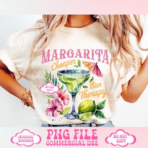 Pu&ograve; includere: Una maglietta bianca con un design grafico rosa e giallo che dice "Margarita Cheaper than Therapy". La grafica include un'illustrazione ad acquerello di un bicchiere di margarita con una fetta di lime e un fiore di ibisco rosa.