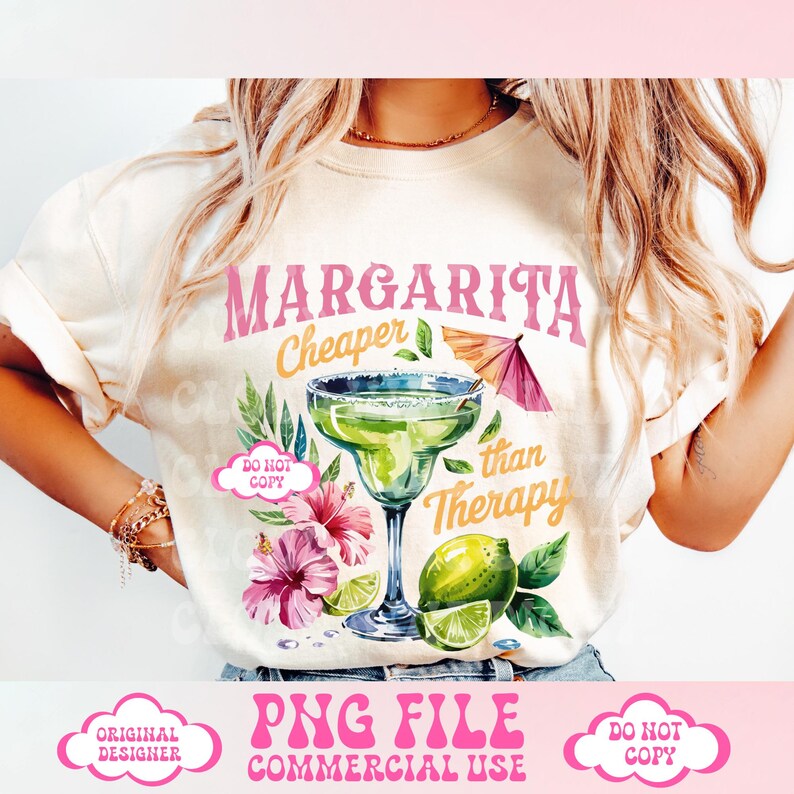 Pu&ograve; includere: Una maglietta bianca con un design grafico rosa e giallo che dice "Margarita Cheaper than Therapy". La grafica include un'illustrazione ad acquerello di un bicchiere di margarita con una fetta di lime e un fiore di ibisco rosa.