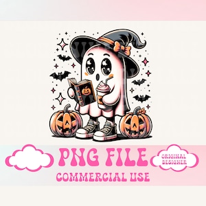 Op de afbeelding: Een schattig cartoon-spookje dat een heksenhoed draagt en een boek en een beker vasthoudt. Het spookje is omringd door vleermuizen en sterren. Er zijn twee pompoenen aan weerszijden van het spookje. De tekst "PNG FILE COMMERCIAL USE" staat onderaan de afbeelding.