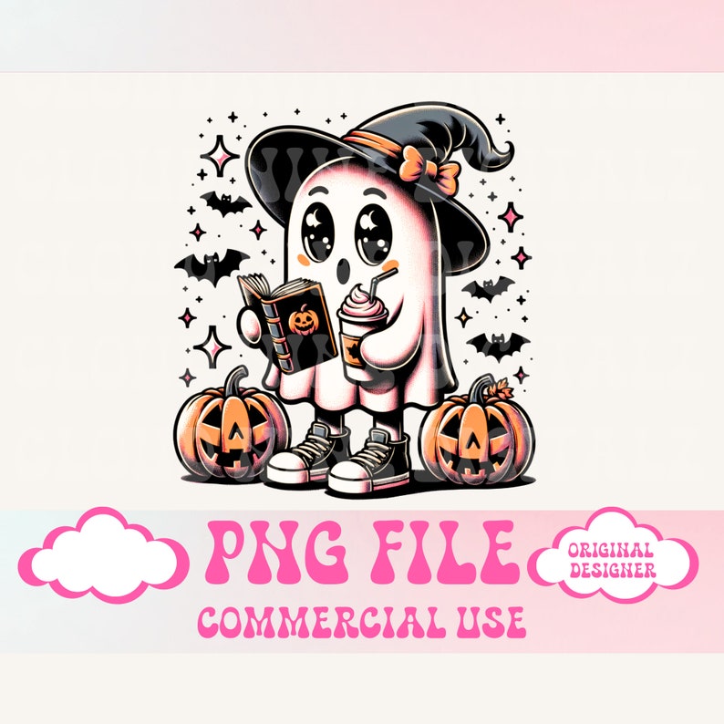 Op de afbeelding: Een schattig cartoon-spookje dat een heksenhoed draagt en een boek en een beker vasthoudt. Het spookje is omringd door vleermuizen en sterren. Er zijn twee pompoenen aan weerszijden van het spookje. De tekst "PNG FILE COMMERCIAL USE" staat onderaan de afbeelding.