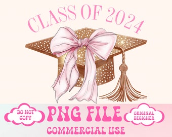 Puede incluir: Un gorro de graduación dorado con un lazo rosa y un borla. El gorro tiene un acabado brillante. El texto "CLASS OF 2024" está escrito en rosa sobre el gorro. El texto "PNG FILE COMMERCIAL USE @cloudninedigitalz" está escrito debajo del gorro.