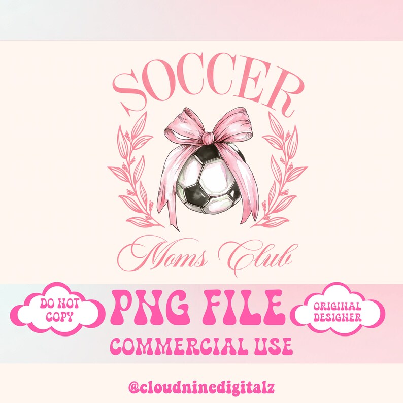 Op de afbeelding: Een roze-witte voetbal met een roze strik en een krans van bladeren. De tekst "Soccer Moms Club" is in cursief onder de bal geschreven. De tekst "PNG FILE COMMERCIAL USE @cloudninedigitalz" is onder de cursieve tekst geschreven. De tekst "DO NOT COPY" staat in een roze wolk aan de linkerkant van de afbeelding. De tekst "ORIGINAL DESIGNER" staat in een roze wolk aan de rechterkant van de afbeelding.