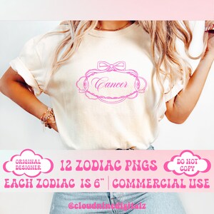 Puede incluir: Una camiseta blanca con un gr&aacute;fico rosa del signo zodiacal C&aacute;ncer. El gr&aacute;fico presenta un s&iacute;mbolo de C&aacute;ncer estilizado con un lazo y acentos florales. El texto "12 ZODIAC PNGS" est&aacute; escrito en rosa con una fuente retro. El texto "EACH ZODIAC IS 6" COMMERCIAL USE" tambi&eacute;n est&aacute; escrito en rosa.