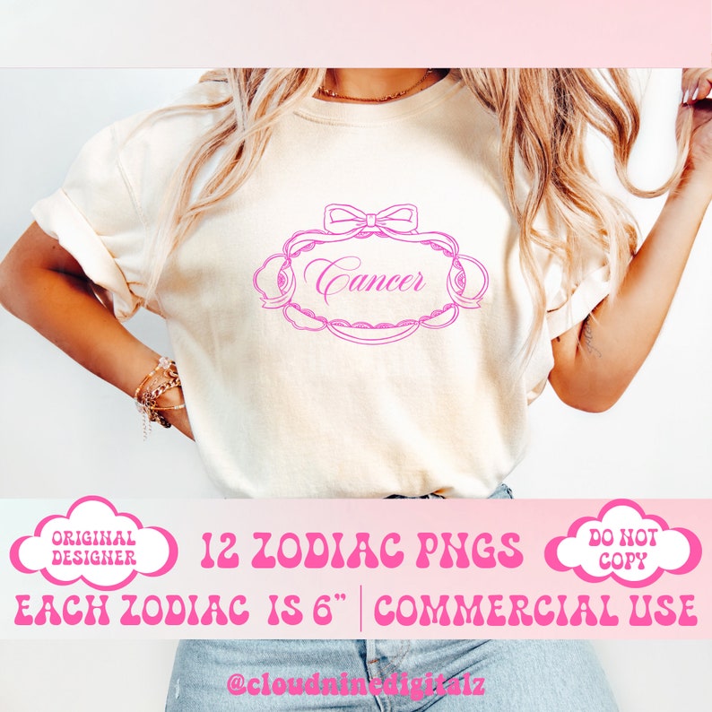 Puede incluir: Una camiseta blanca con un gr&aacute;fico rosa del signo zodiacal C&aacute;ncer. El gr&aacute;fico presenta un s&iacute;mbolo de C&aacute;ncer estilizado con un lazo y acentos florales. El texto "12 ZODIAC PNGS" est&aacute; escrito en rosa con una fuente retro. El texto "EACH ZODIAC IS 6" COMMERCIAL USE" tambi&eacute;n est&aacute; escrito en rosa.