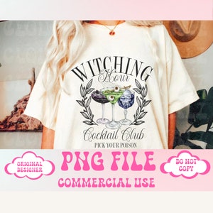 Op de afbeelding: Een wit T-shirt met een zwart-wit grafisch ontwerp met de tekst "Witching Hour Cocktail Club Pick Your Poison". De grafiek toont drie cocktailglazen met griezelige Halloween-ontwerpen.