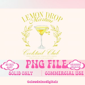 Può includere: Un'illustrazione digitale di un cocktail martini al limone con una scorza di limone gialla. Il testo "LEMON DROP Martini Cocktail Club" è in un carattere giallo. Il testo "PNG FILE" è in un carattere rosa. Il testo "DO NOT COPY SOLID ONLY | COMMERCIAL USE @cloudninedigitalz" è in un carattere nero.