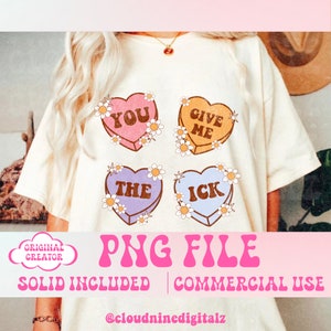 Puede incluir: Una camiseta blanca con cuatro diseños de caramelos en forma de corazón. Cada caramelo tiene un color y un texto diferente. El texto en los caramelos dice "You", "Give Me", "The" e "Ick". El texto "PNG File" está escrito en letras rosas debajo de los diseños de caramelos. El texto "Solid Included | Commercial Use" está escrito debajo del texto "PNG File". El texto "@cloudninedigitalz" está escrito debajo del texto "Solid Included | Commercial Use".