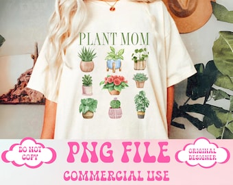 Könnte beinhalten: Ein weißes T-Shirt mit dem Text "PLANT MOM" darauf gedruckt. Das Shirt zeigt ein Design aus neun Topfpflanzen im Aquarell-Stil. Der Text "PNG FILE COMMERCIAL USE" ist unter dem Design gedruckt.