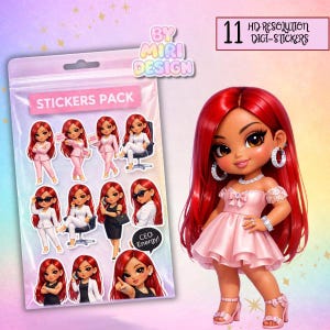 Puede incluir: Un paquete de pegatinas digitales con ilustraciones de una mujer pelirroja con varios atuendos de negocios. Las pegatinas están en un paquete de plástico transparente con el texto "STICKERS PACK" y "BY MIRI DESIGN". También se muestra una muñeca con pelo rojo y un vestido rosa.